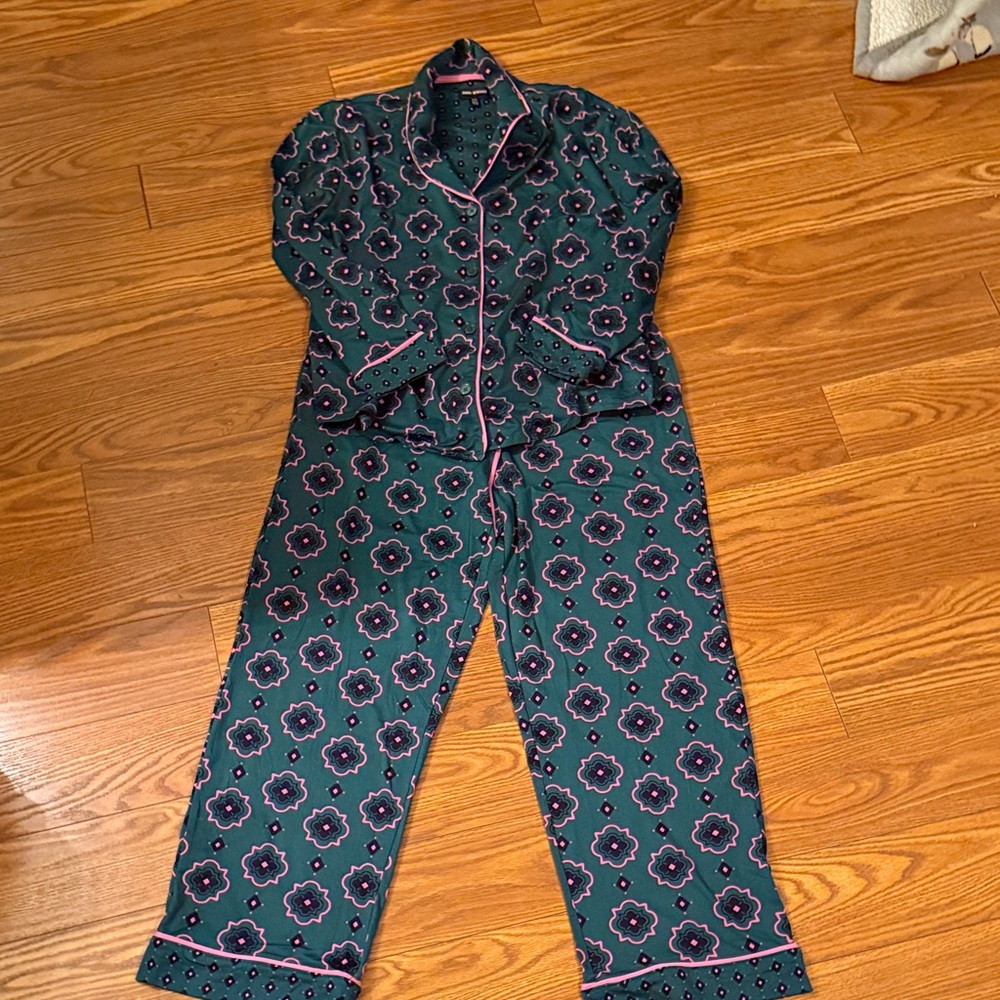 Elegant Floral Pajama Set - Black and Pink Accents
